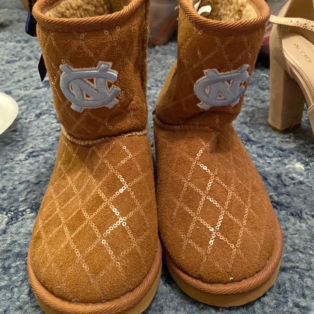 Carolina Tar Heels boots. Brown with Tar Heel symbol. Size 7